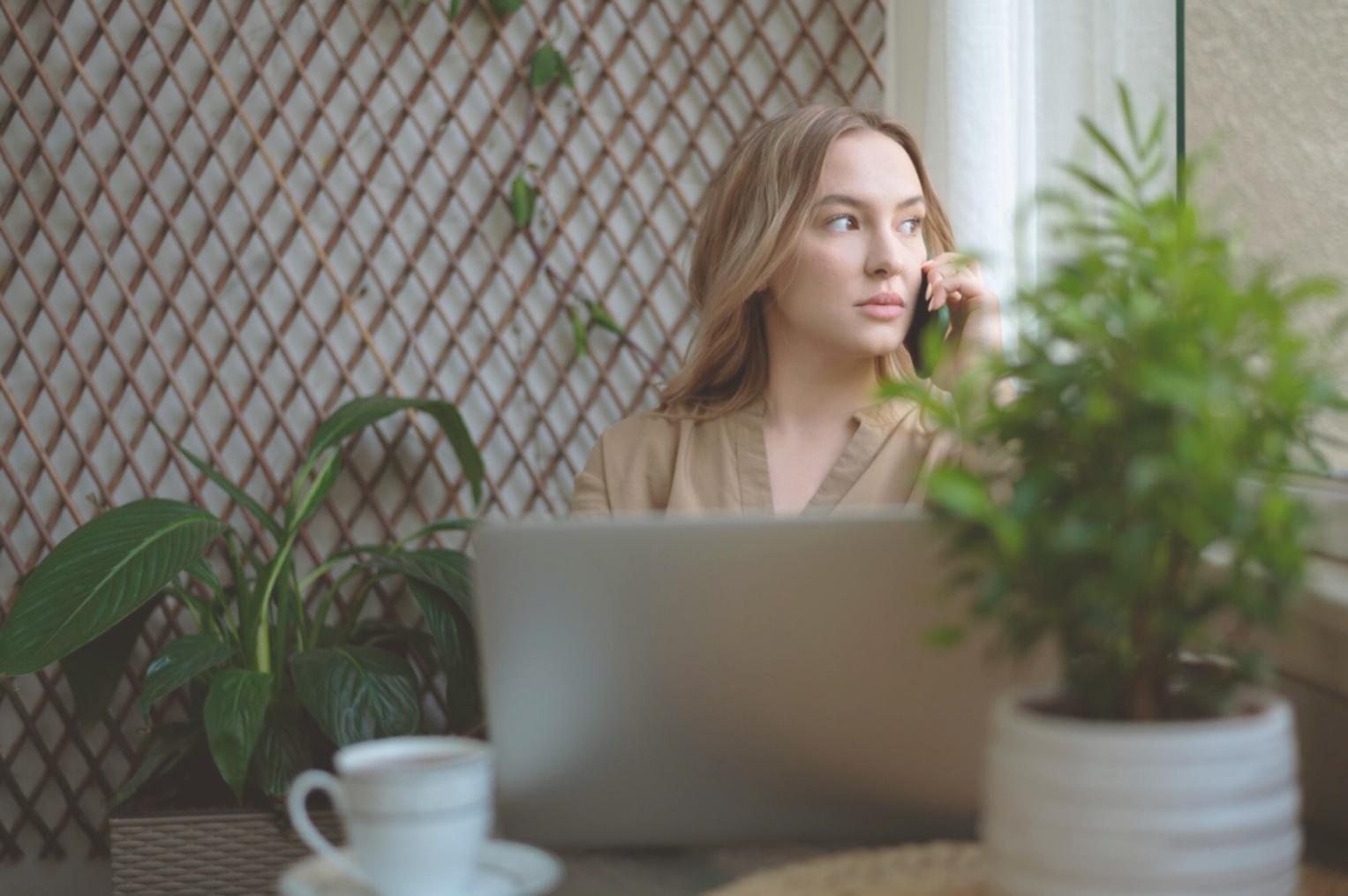 Entrepreneur travaillant sur son projet dans un espace de coworking moderne