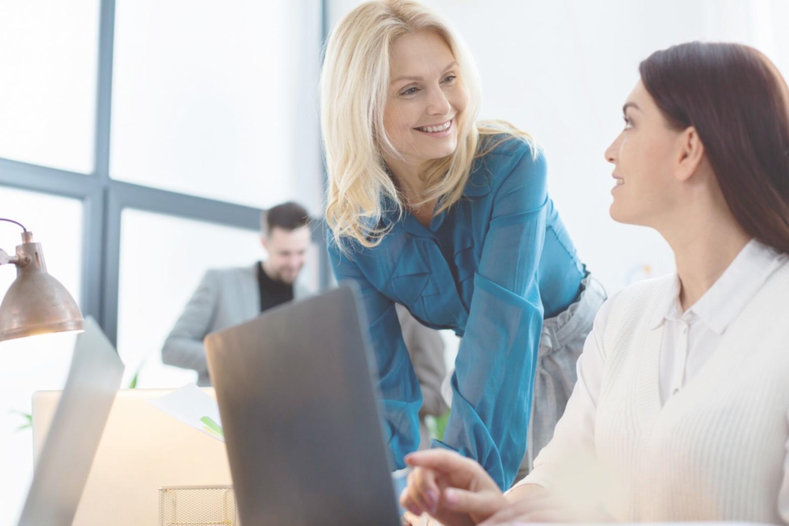 Entrepreneur analysant des données financières sur plusieurs écrans