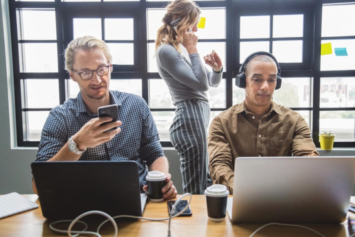 Session de formation en petit groupe avec tableaux financiers